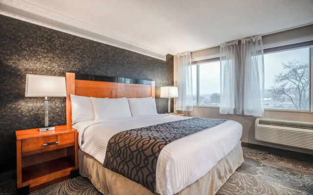 Monte Carlo Inn Barrie Suites