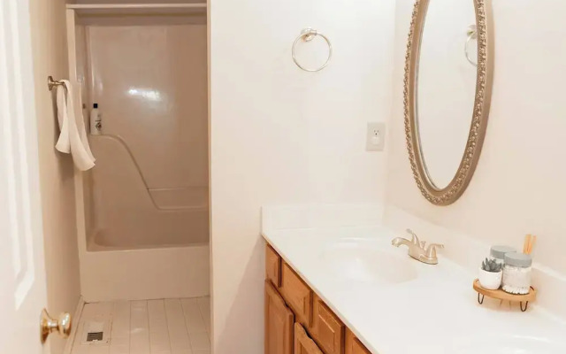 Jacuzzi,crib,walk to Chineese,kebab Rest,food Lion