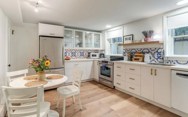 Walkable Apt w/ Off-street Parking in Cheesman!