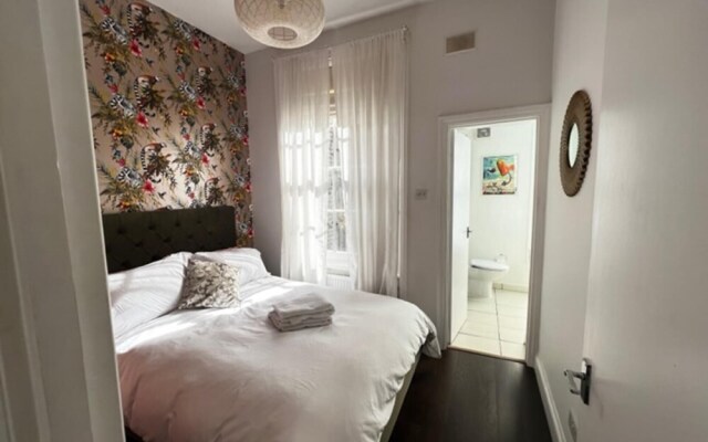 Stylish Central London Balcony Apartment