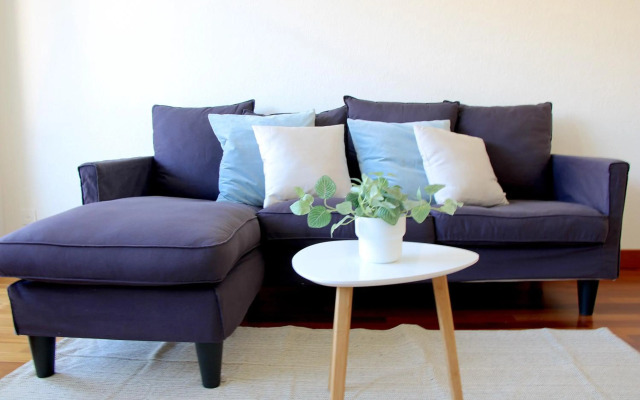 Cozy apartment with Free Parking & close to Lake