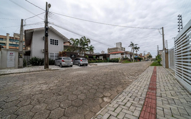 026 - Lindo Residencial com Piscina e Jacuzzi em Bombas