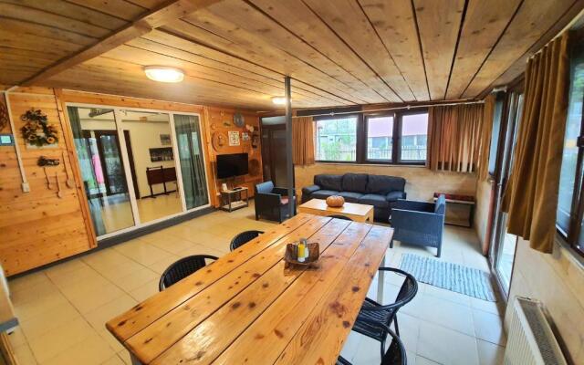 House & Yard Sesil L 90 m to beach