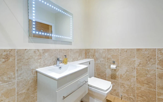 Luxury 3 Bedroom Apartment with Parking