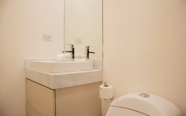 w Sunlit 1BR w Private Balcony in Miraflores