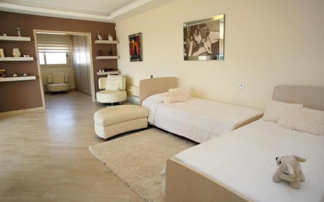 Seafront 5 Bedroom Villa Paradise in Sea Caves