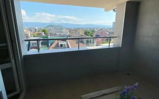 Modern 1BR Apartment with Hill View & Free Street parking