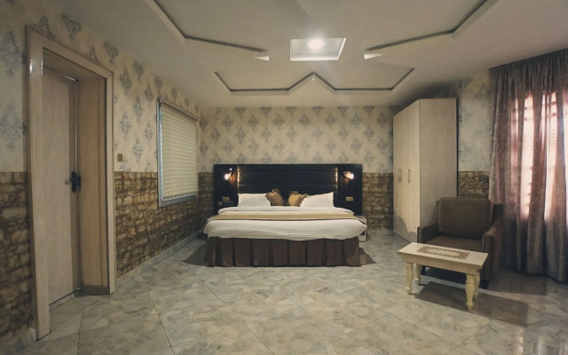 Candellux Imperial Hotel and Suites