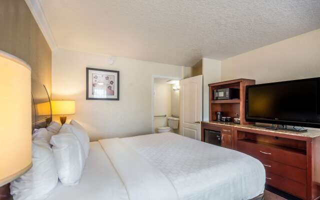 Clarion Inn & Suites Central Clearwater Beach