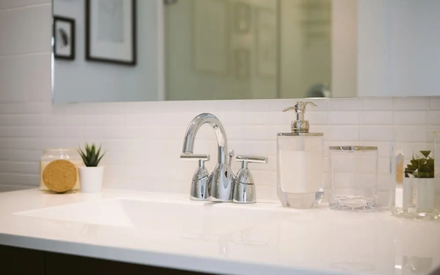 QuickStay - Beautiful Toronto Condo, City Views