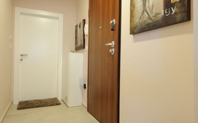 Silver & Gold Luxury Rooms