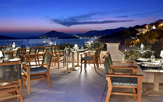 Maestral Resort & Casino