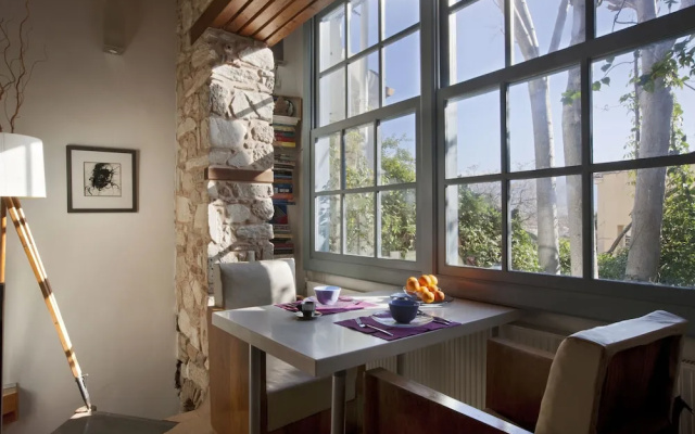 Live in the Shadow of the Acropolis
