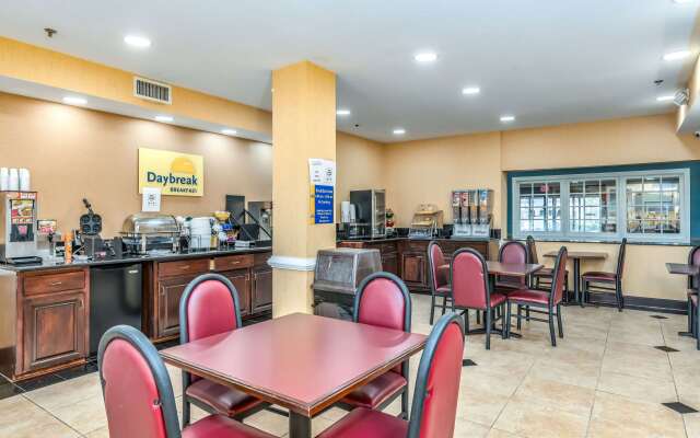 Days Inn &amp; Suites by Wyndham Prattville-Montgomery