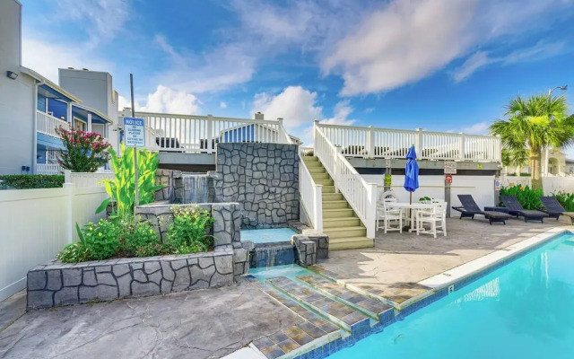 Bay View, Pool Access: Romantic Galveston Retreat!