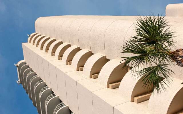 Radisson Suite Hotel Oceanfront