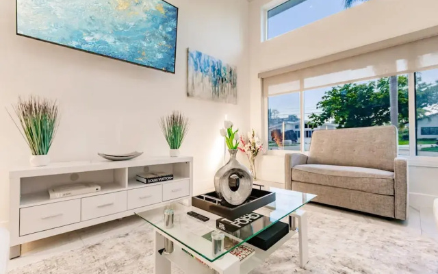 Stylish Aventura Home With Pool on Intercostal