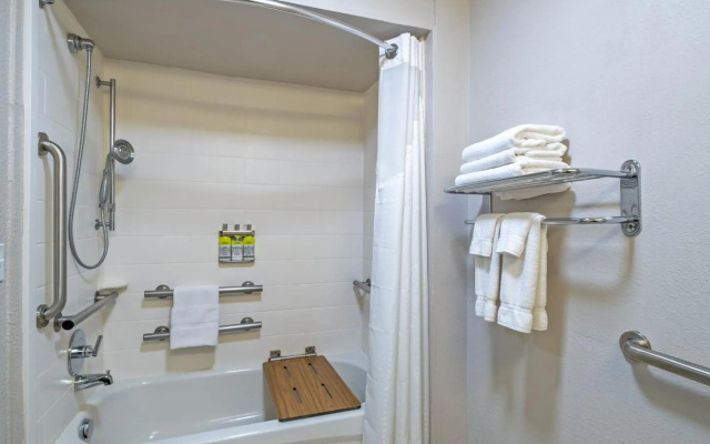 Holiday Inn Express Hotel & Suites Woodbridge by IHG