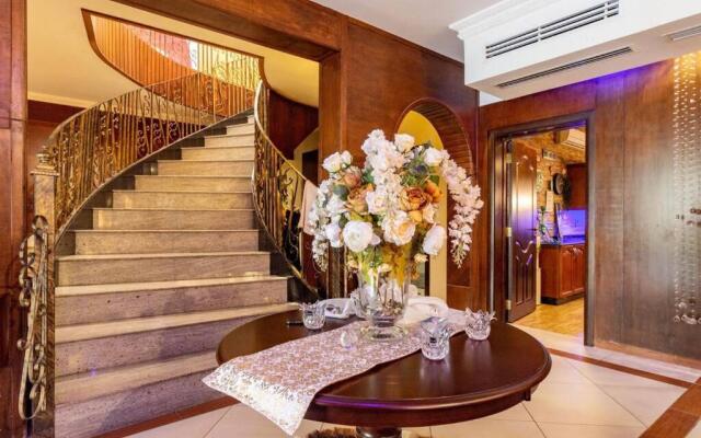 Cheerful 5-Bedroom Villa with Pool