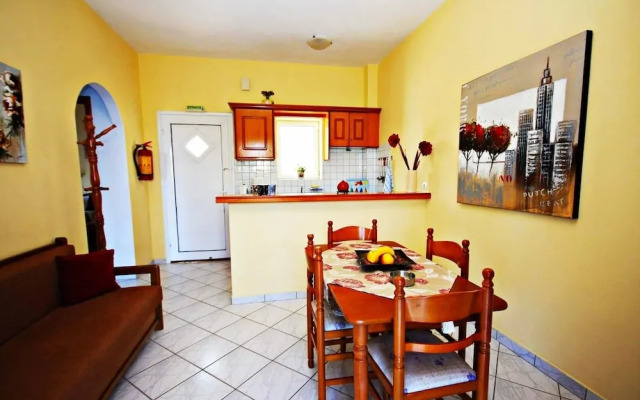 Agios Georgios - 2 Beds - Sleeps 5 - Free Parking