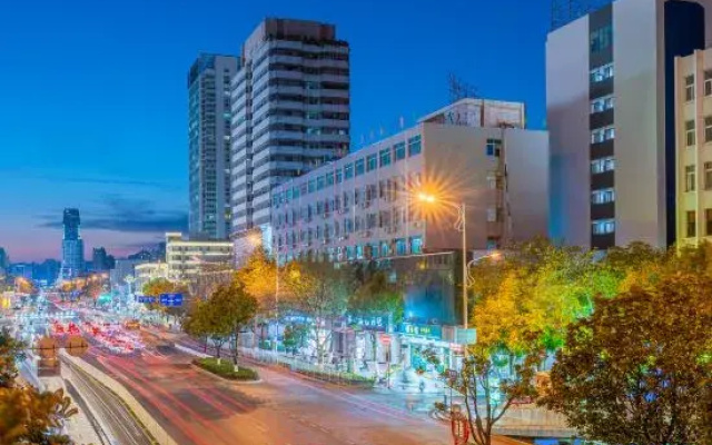 Zhenan Elegant Residence Hotel (Baicheng Railway Station)