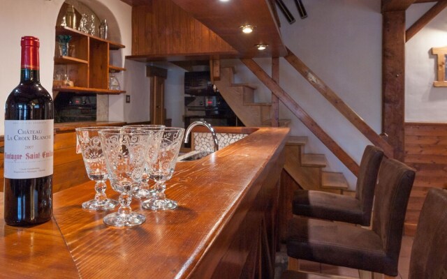 Comfortable Semi-detached Chalet 1 km. From the Nice Center