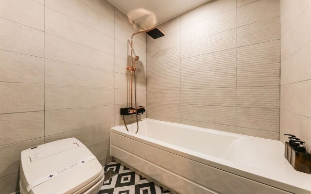 Daejeon Jungri Hotel Art Bin
