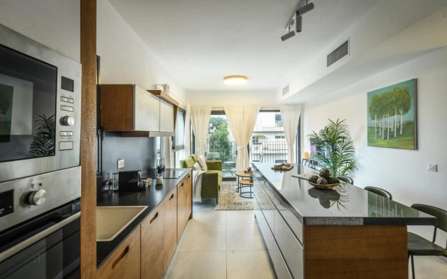 Stylish 2BR Apartment with Balcony and Urban View