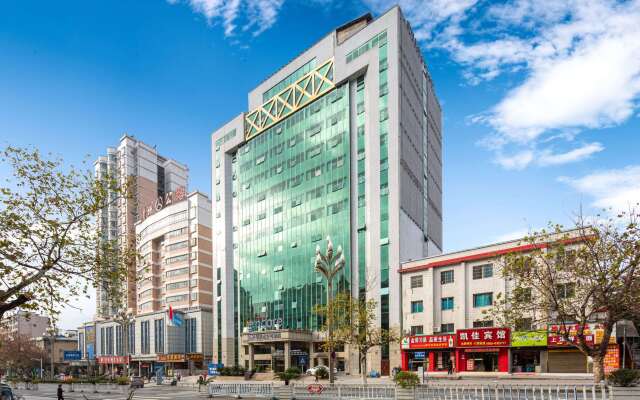 Ramada by Wyndham Encore Kaili West