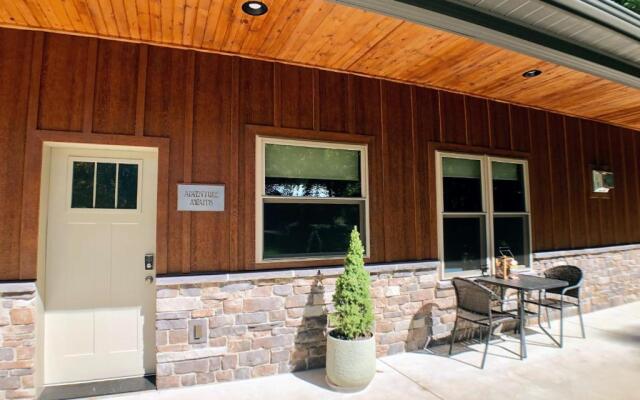 Sojourner's Lodge & Log Cabin Suites