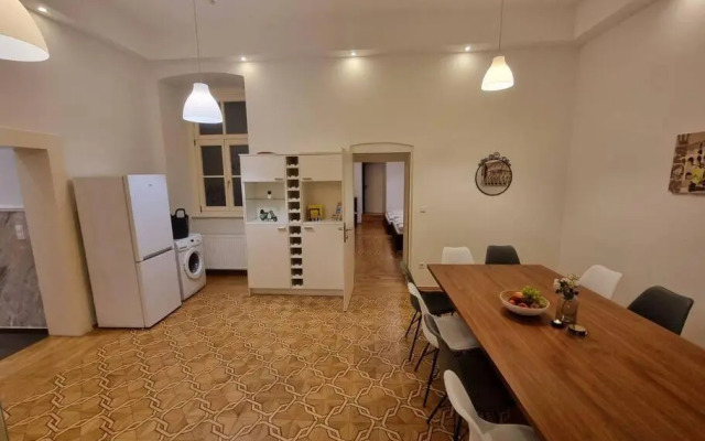 Sissi Royal Suite - Inner City 4 bedroom apartment