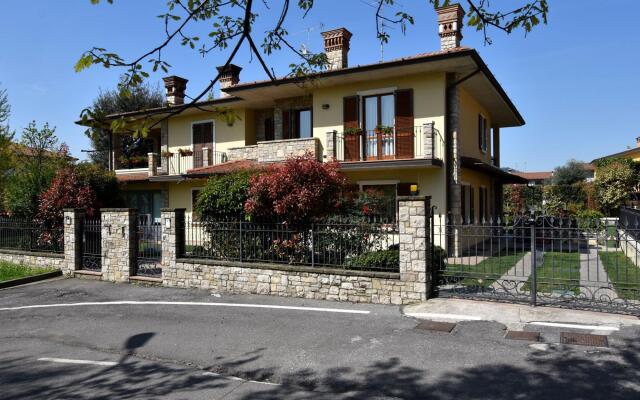Luxurious Villa in Lombardy with Garden and bubble bath