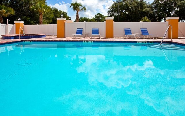Holiday Inn Express Hotel & Suites Brooksville-I-75