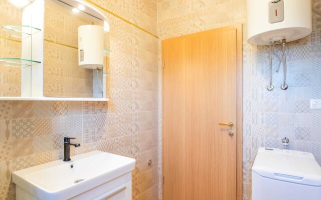 Delightful Apartment in Vir With Garden