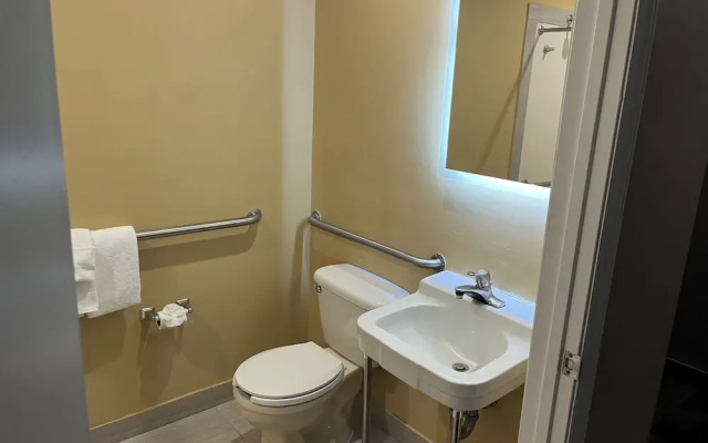 HomeTowne Studios & Suites by Red Roof Charlotte - Ballantyne
