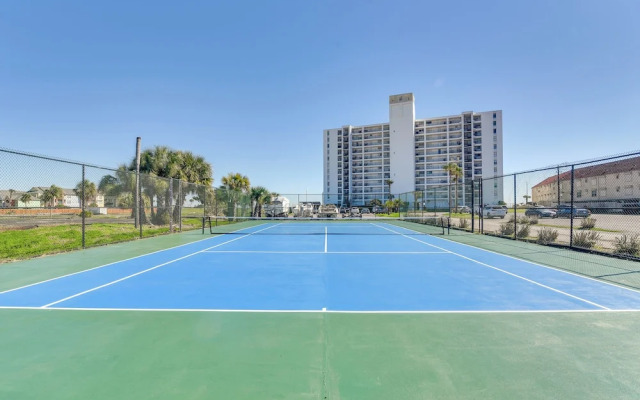 Galveston Beachfront Condo: Balcony & Pool Access!