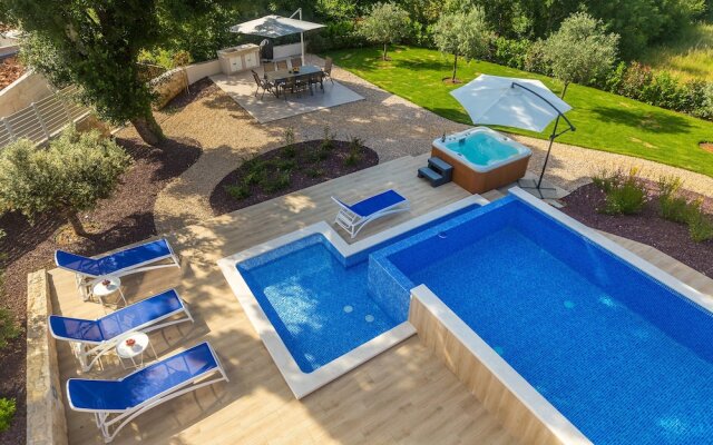 Villa Roko with Pool and Sauna