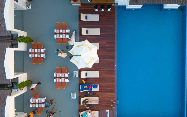 Yadanarpon Dynasty Hotel