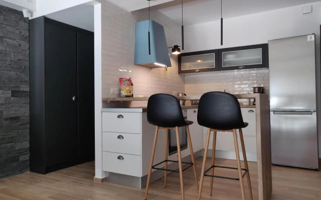 Sunny new lovely apartment 60 meters from the metro