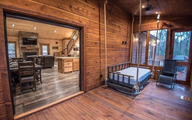 All Decked Out Cabin in the Woods With Fireplace, Bbq, and Swing Bed by Redawning