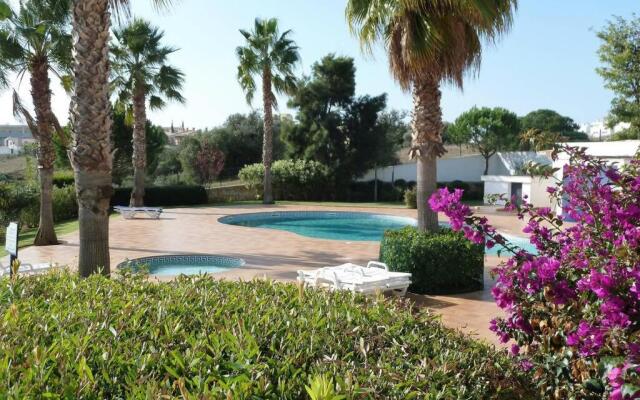 Great 2 bedroom apartment with communal pool