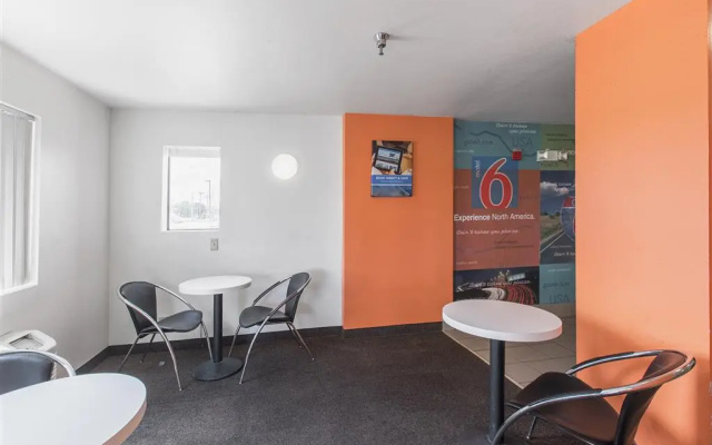 Motel 6 Omaha - Central