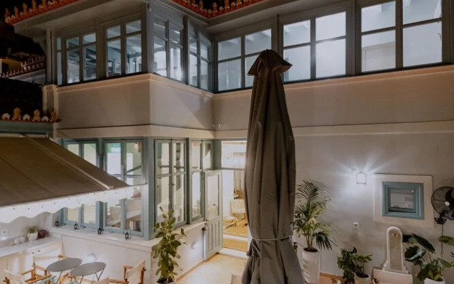 999 Luxury Hotel