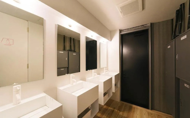 MANGA ART HOTEL, TOKYO - Hostel