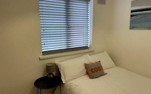 Essex 2 Bed Flat Near Station With Free Parking