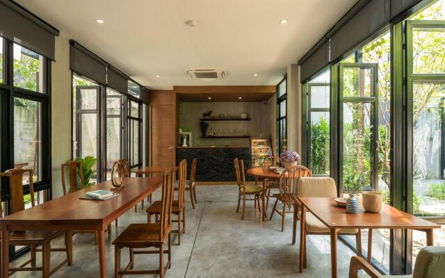 Cherlock Hotel