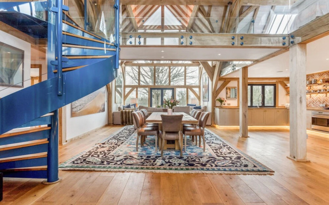 Stunning Lakeside Country Retreat near Cirencester