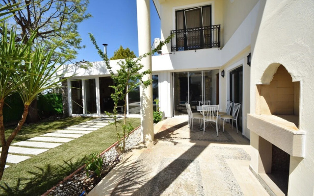 Villa Nail by Helaltatilvillari