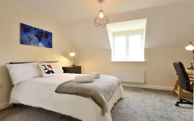 Villiers Road - modern family home by the golf course