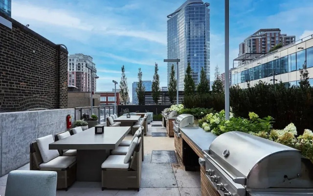 Top-tier Stay 49th Fl Lakefront City Views